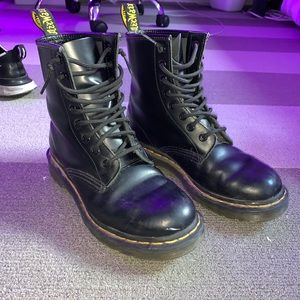 DOC MARTEN 1460 WOMEN’S LACE UP BOOTS